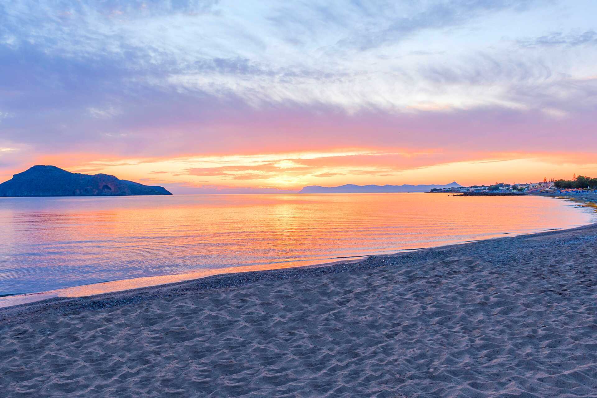 Strand ved Porto Platanias hoteller på Kreta.