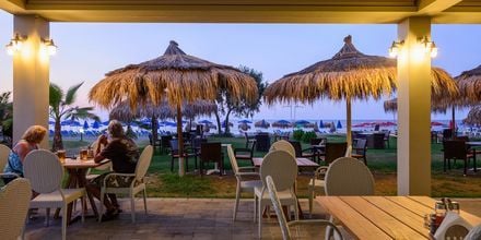 Restaurant og bar på Hotel Platanias Mare på Kreta, Grækenland.