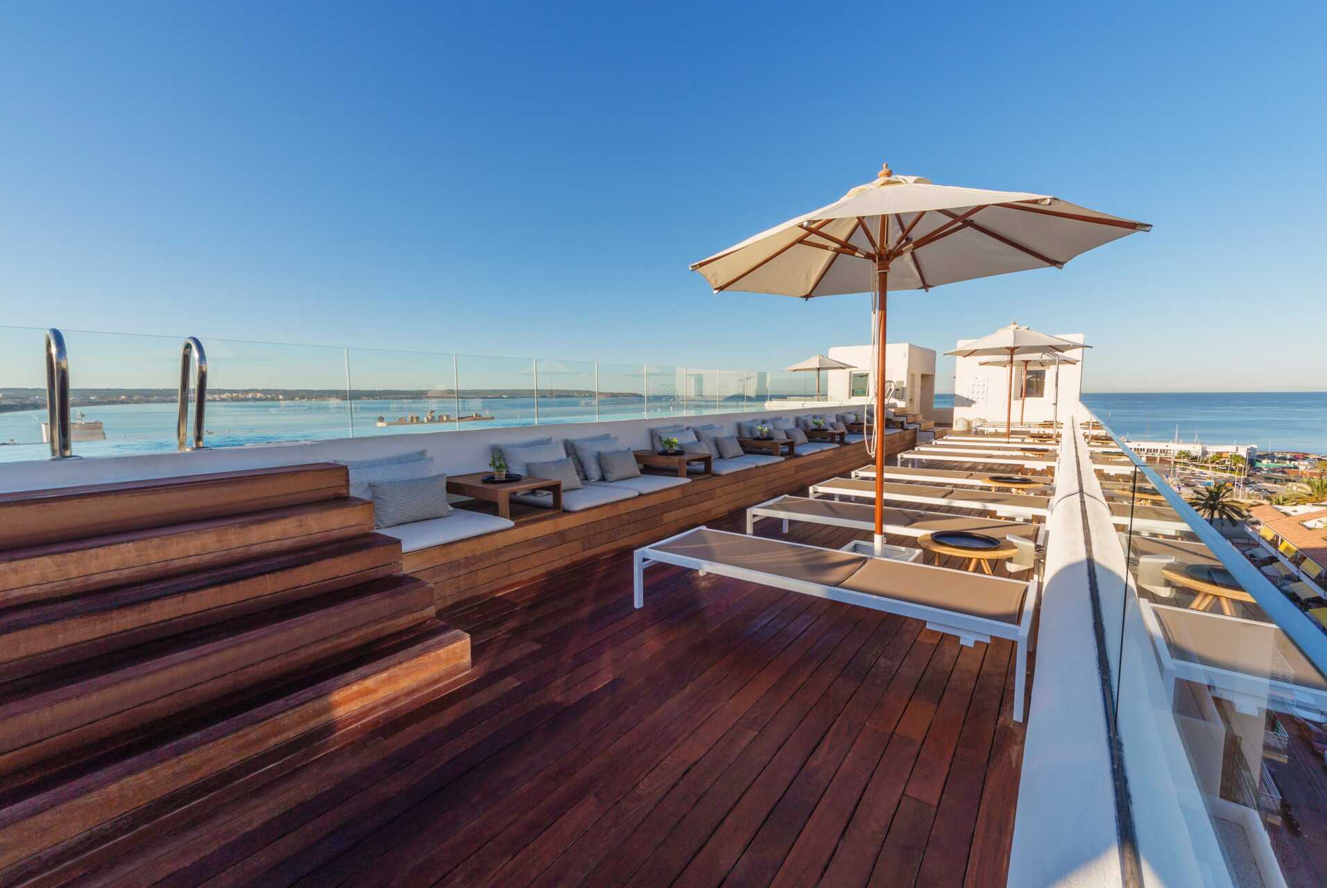 Smuk tagterrasse ved HM Alma Beach, Ca'n Pastilla, Mallorca.