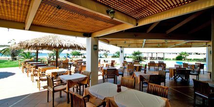 Restauranten ved poolområdet på Hotel Plaza Beach i Agia Anna, Grækenland.