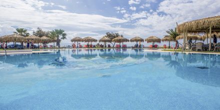 Poolområde på Hotel Plaza Beach i Agia Anna, Grækenland.