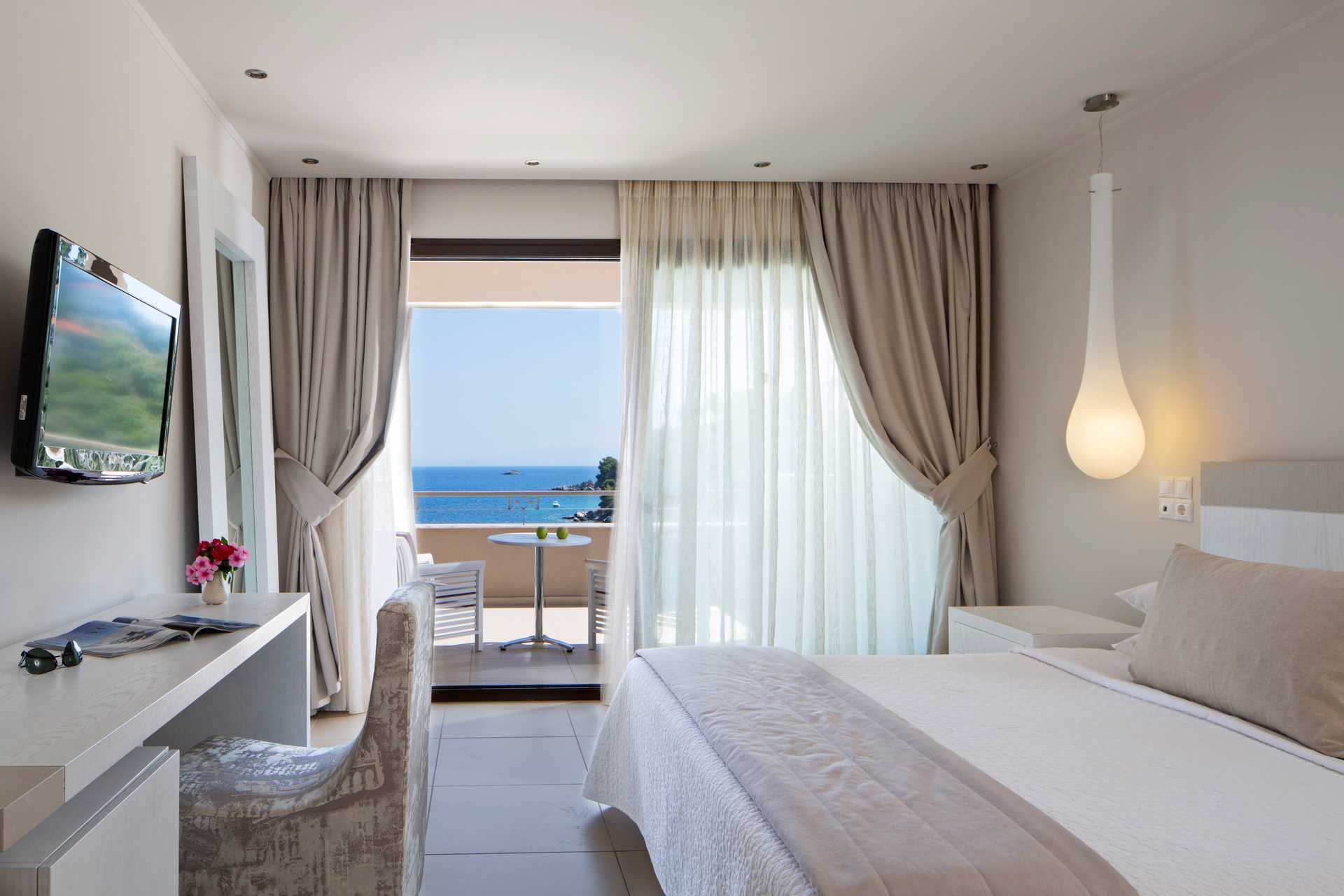 Poolområdet på hotel i Kassandra Bay på Skiathos, Grækenland.