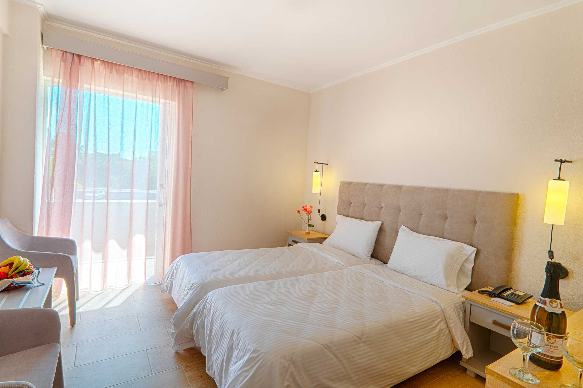 Poolområdet på hotel Livadi Nafsika i Dassia på Korfu.