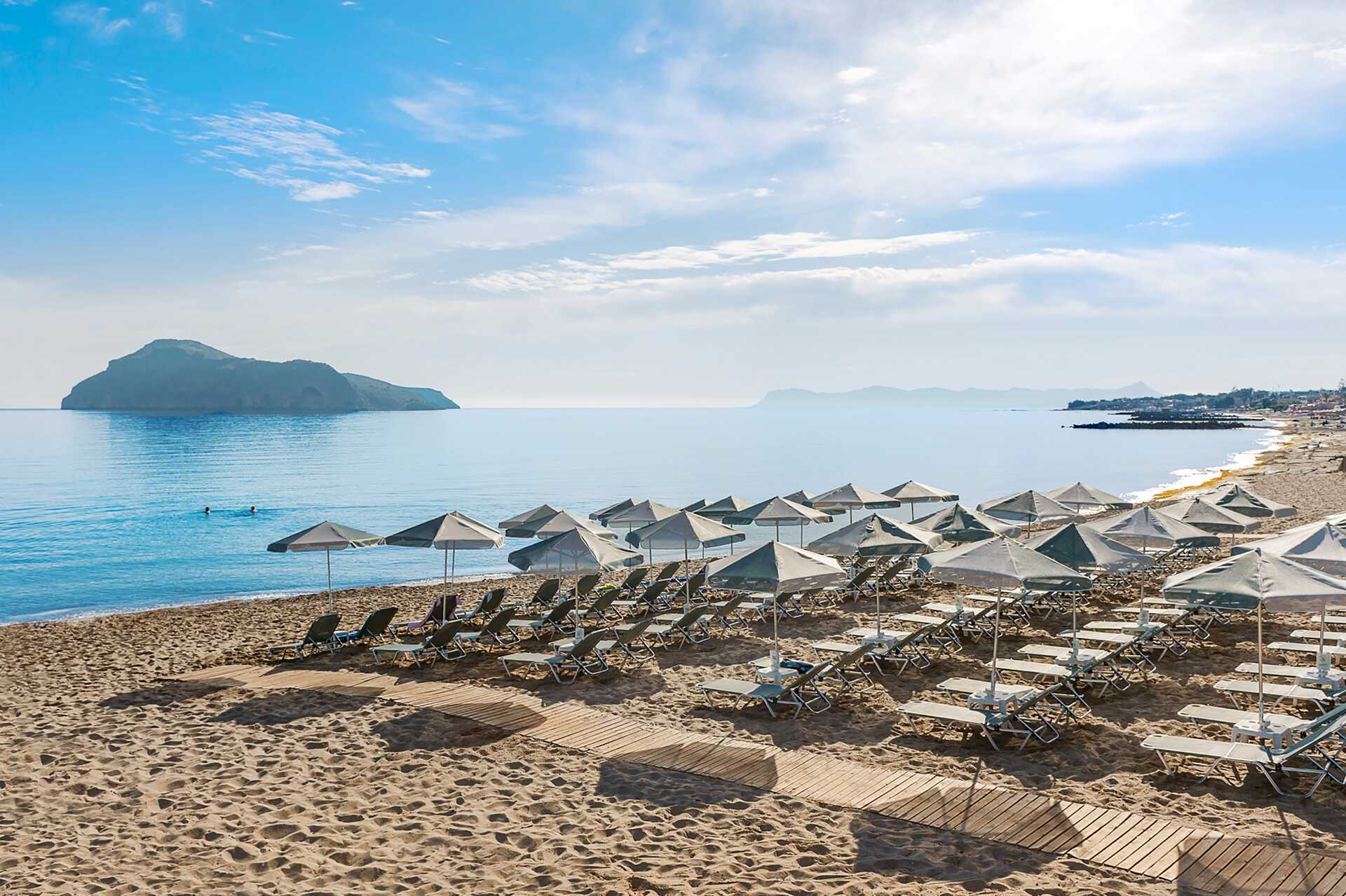 Strand på Hotel Porto Platanias Luxury Selection.