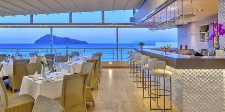 Bar på Hotel Porto Platanias Beach & Spa på Kreta, Grækenland.