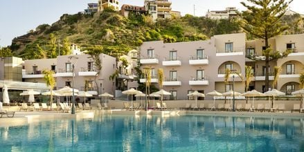 Poolområde på Hotel Porto Platanias Village på Kreta, Grækenland.
