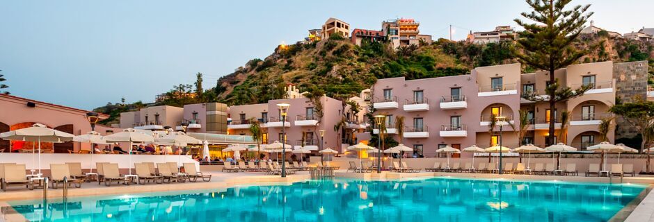 Poolområde på Hotel Porto Platanias Village på Kreta, Grækenland.