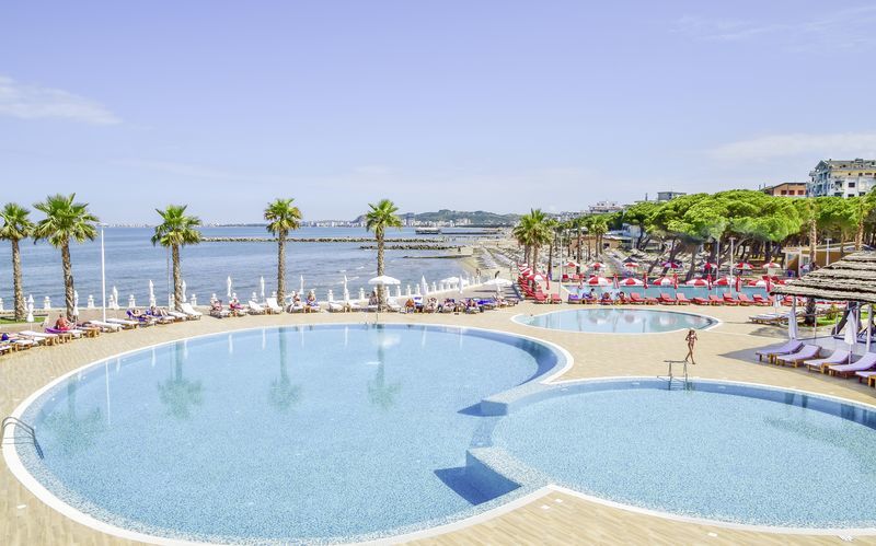Poolområde på Prestige Resort, Durres Riviera i Albanien.