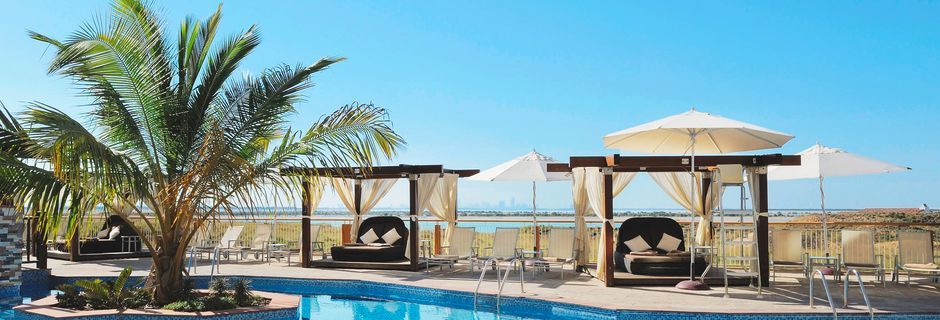 Poolområde på Hotel Radisson Blu Abu Dhabi Yas Island i Abu Dhabi.