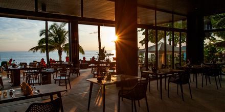 Hovedrestauranten Sassi's Beach Club på Hotel Ramada Resort Khao Lak, Thailand.
