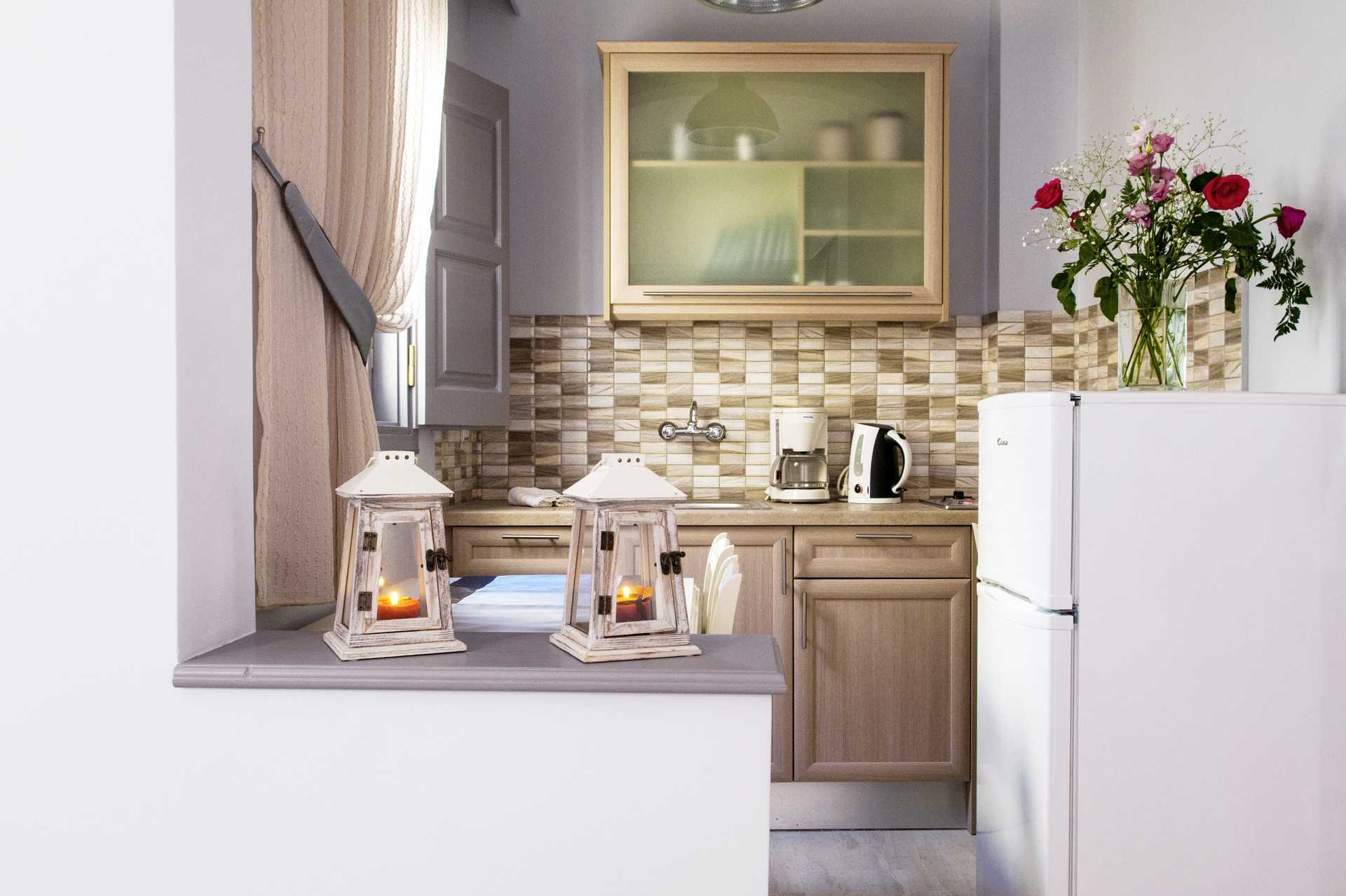 Renoveret 2-værelses lejlighed på hotel Polydefkis i Kamari, Santorini, Grækenland.