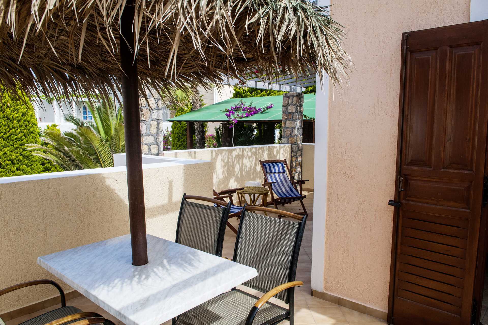 Renoveret 2-værelses lejlighed på hotel Polydefkis i Kamari, Santorini, Grækenland.