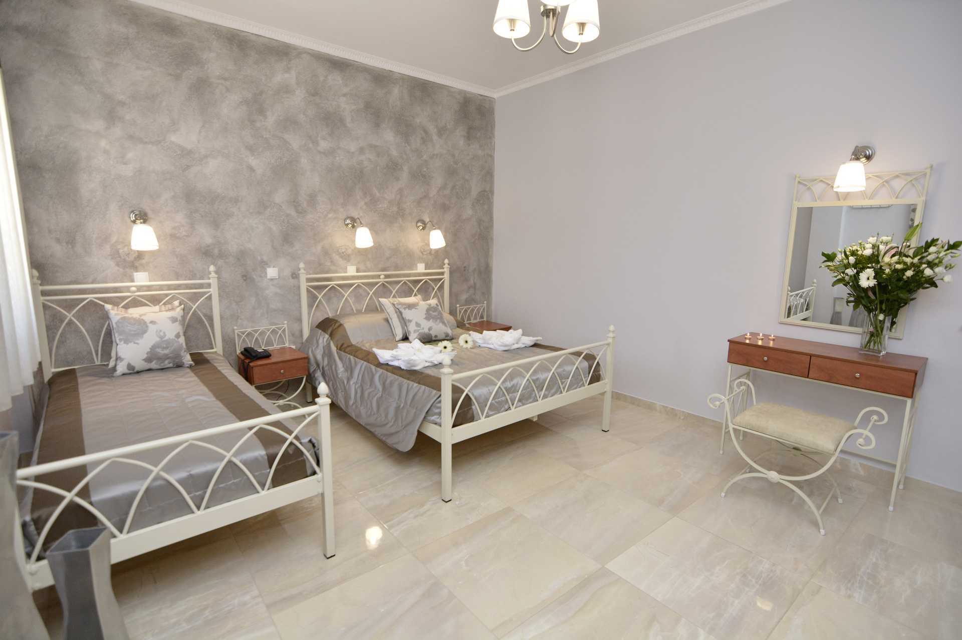 Renoveret 2-værelses lejlighed på hotel Polydefkis i Kamari, Santorini, Grækenland.