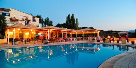 Poolområdet/kinesisk restaurant på Hotel Rethymno Mare Resort på Kreta, Grækenland.