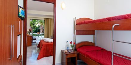 Familie-værelser med delt pool på hotel Rethymno Mare Resort på Kreta, Grækenland.