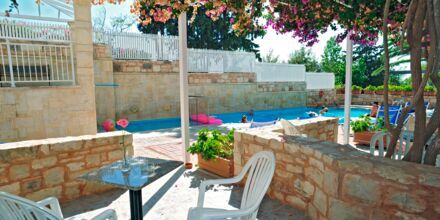 Poolen ved familie-værelser på Hotel Rethymno Mare Resort på Kreta, Grækenland.