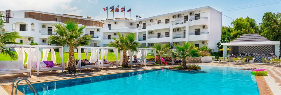 Poolområde på Hotel Rethymno Residence ved Rethymnon Kyst på Kreta, Grækenland.