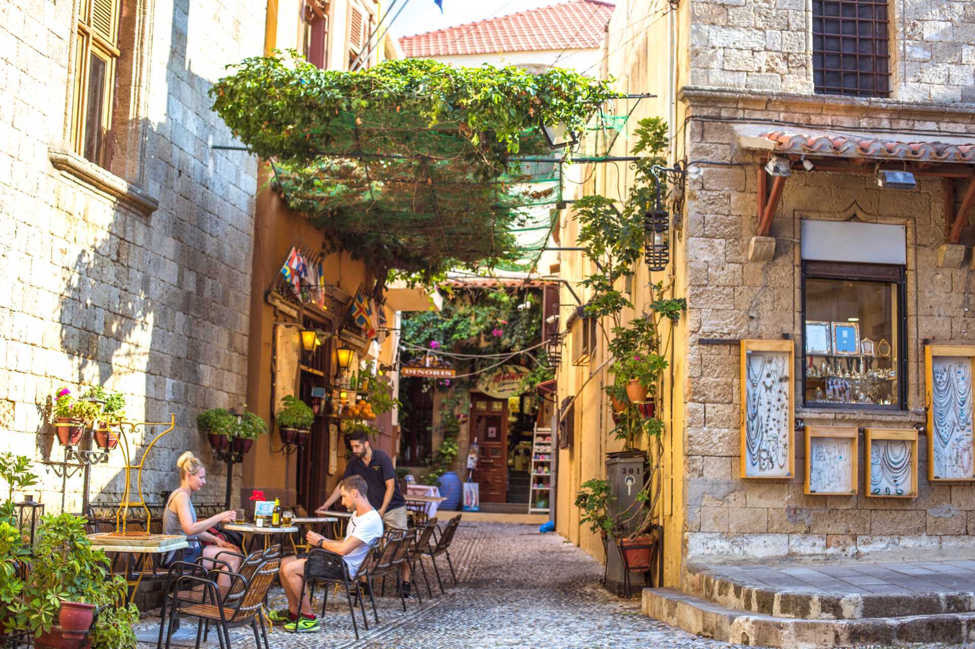 I Rhodos' gamle del er der masser af restauranter og shoppingmuligheder.