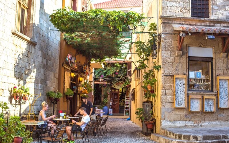 I Rhodos' gamle del er der masser af restauranter og shoppingmuligheder.