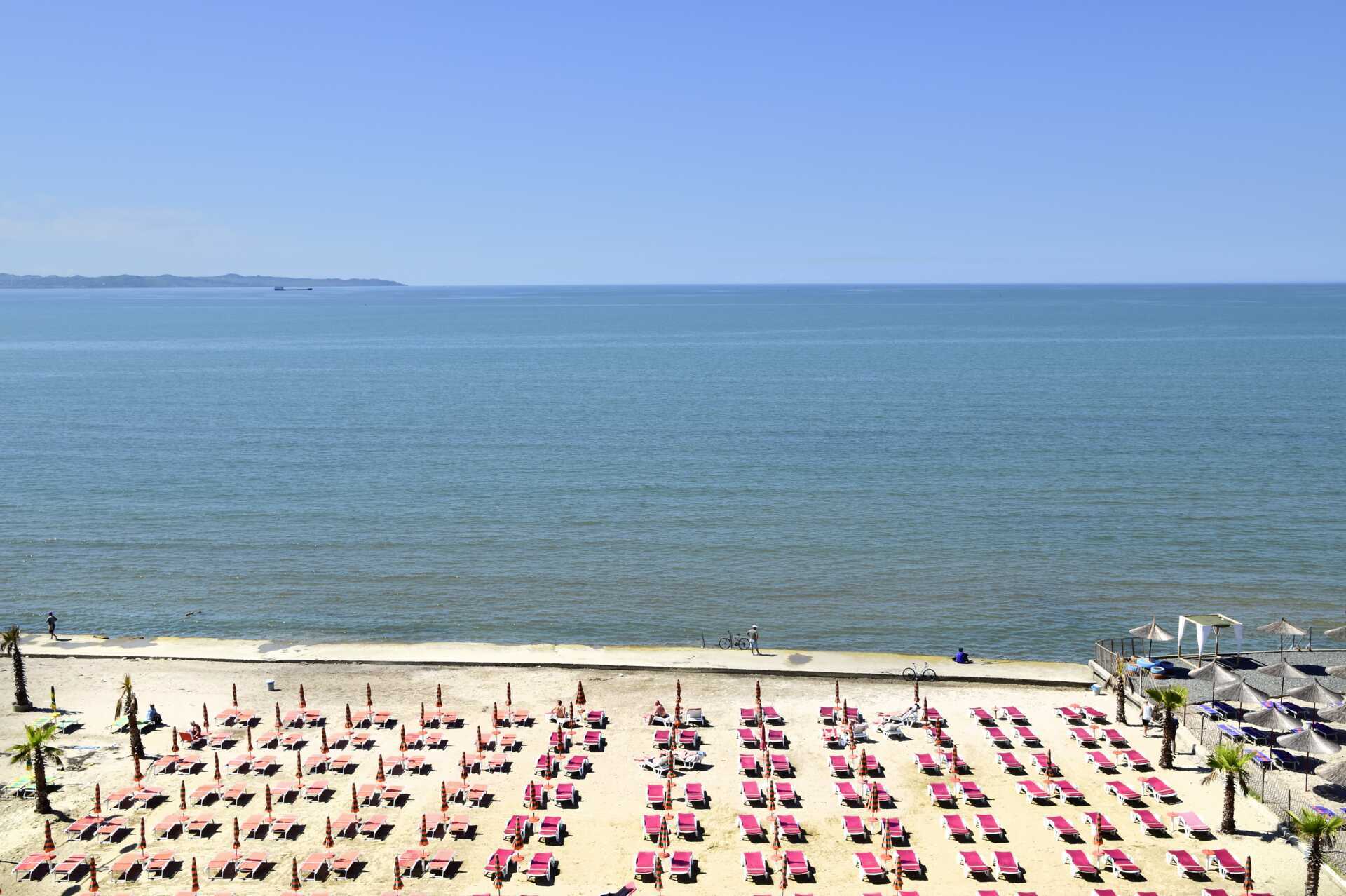 Stranden under Royal G på Durres Riviera, Albanien.
