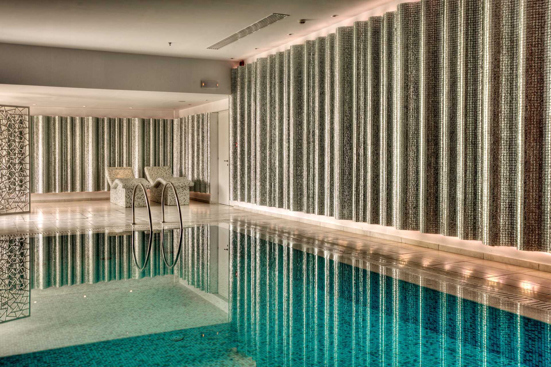 Indendørs pool på Salvator Hotel Villas & Spa i Parga, Grækenland.