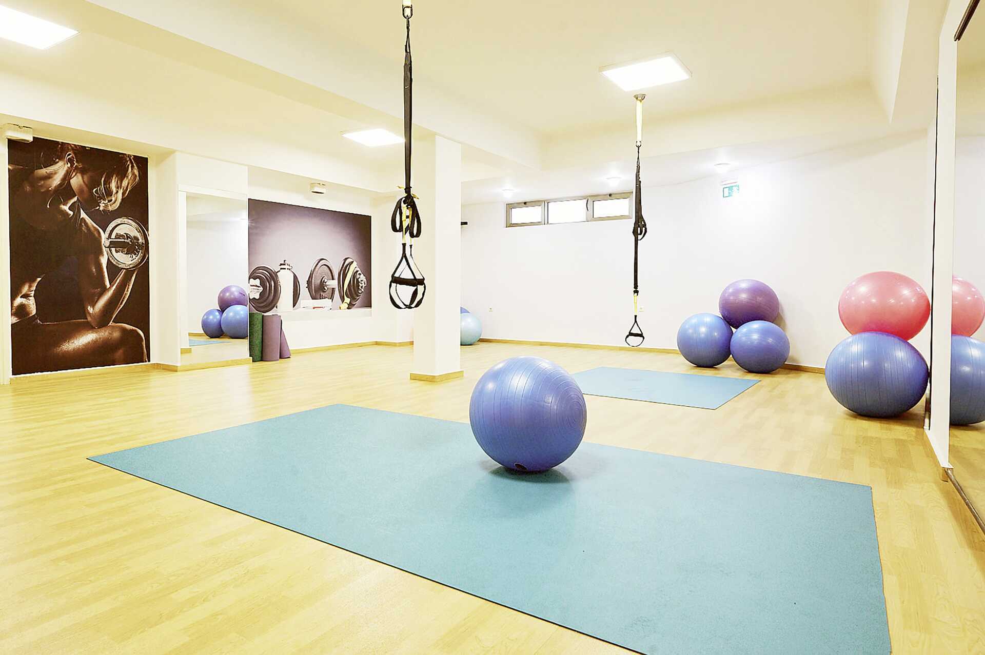 Fitnessrummet på Santa Marina Beach hotel i Agia Marina.