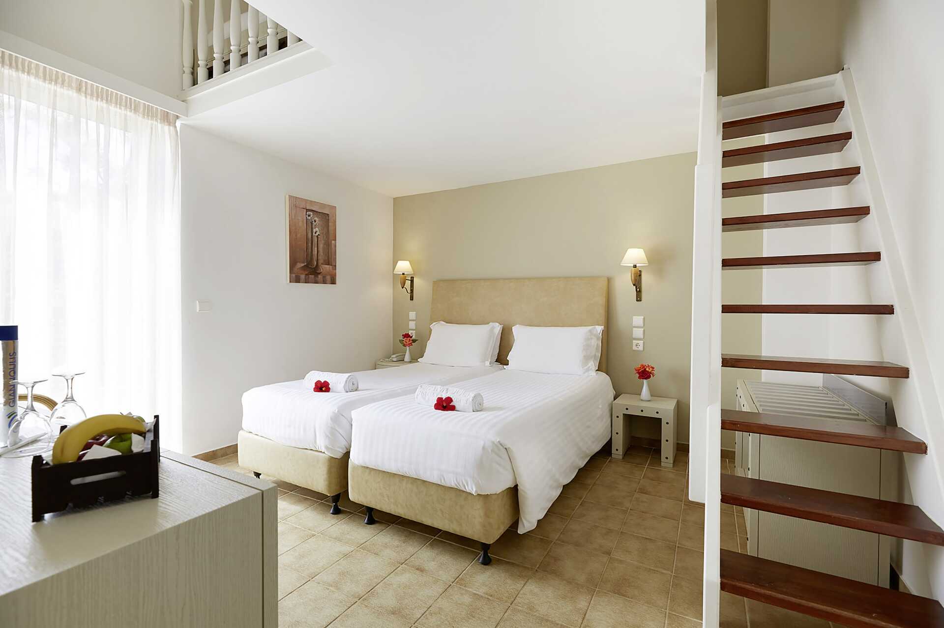 Familie-værelse i etage på Hotel Santa Marina Beach i Agia Marina på Kreta, Grækenland.