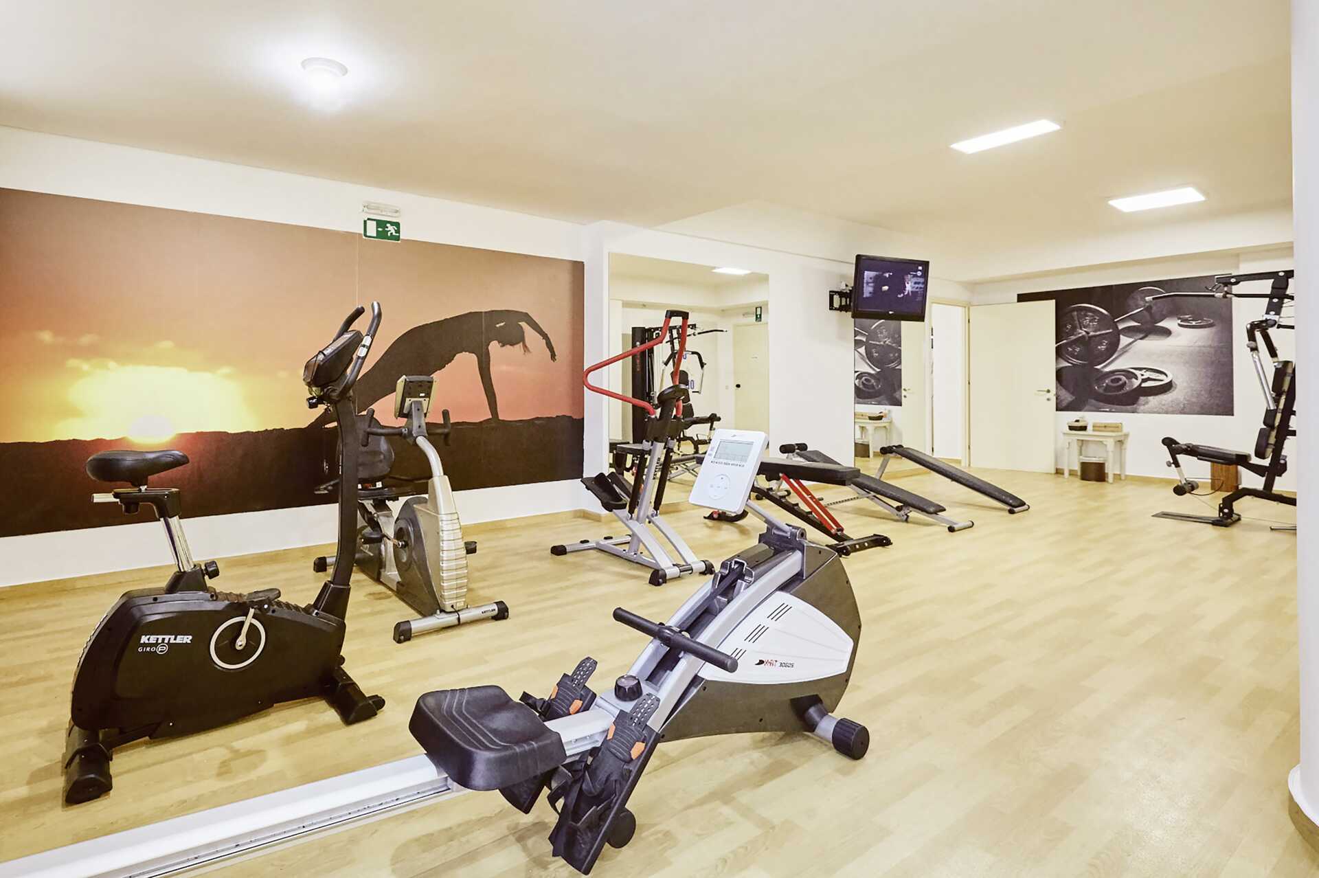 Fitnessrummet på Santa Marina Beach hotel i Agia Marina.