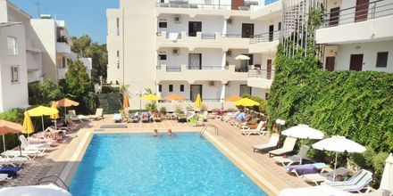 Poolområdet på hotel Santa Marina i Kos by på Kos, Grækenland.