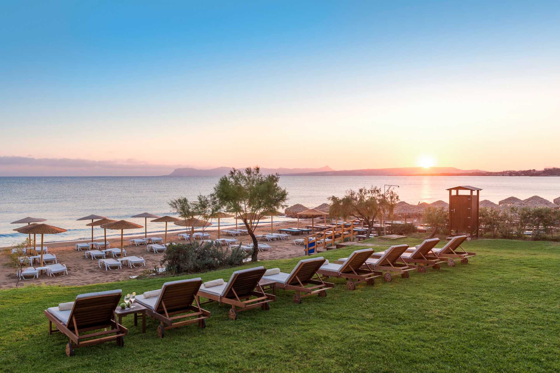 Strand ved Santa Marina Plaza i Agia Marina på Kreta.