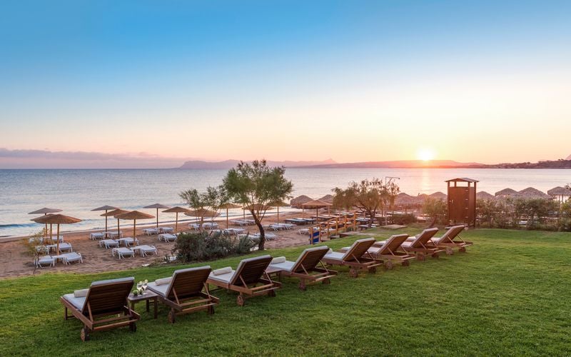 Stranden ved Hotel Santa Marina Beach i Agia Marina på Kreta, Grækenland.