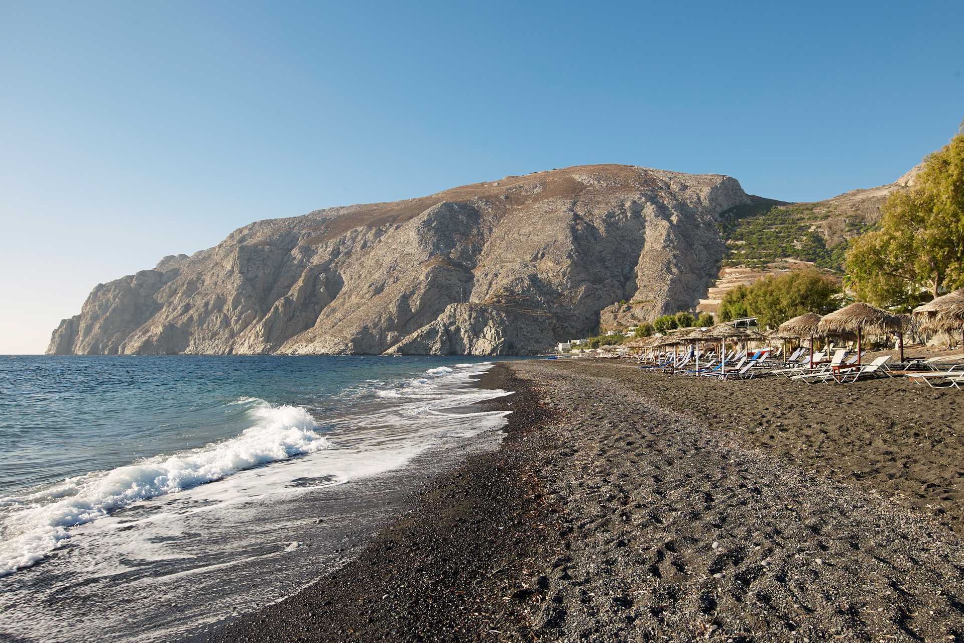 Stranden ved Santorini Kastelli Resort i Santorini, Grækenland.