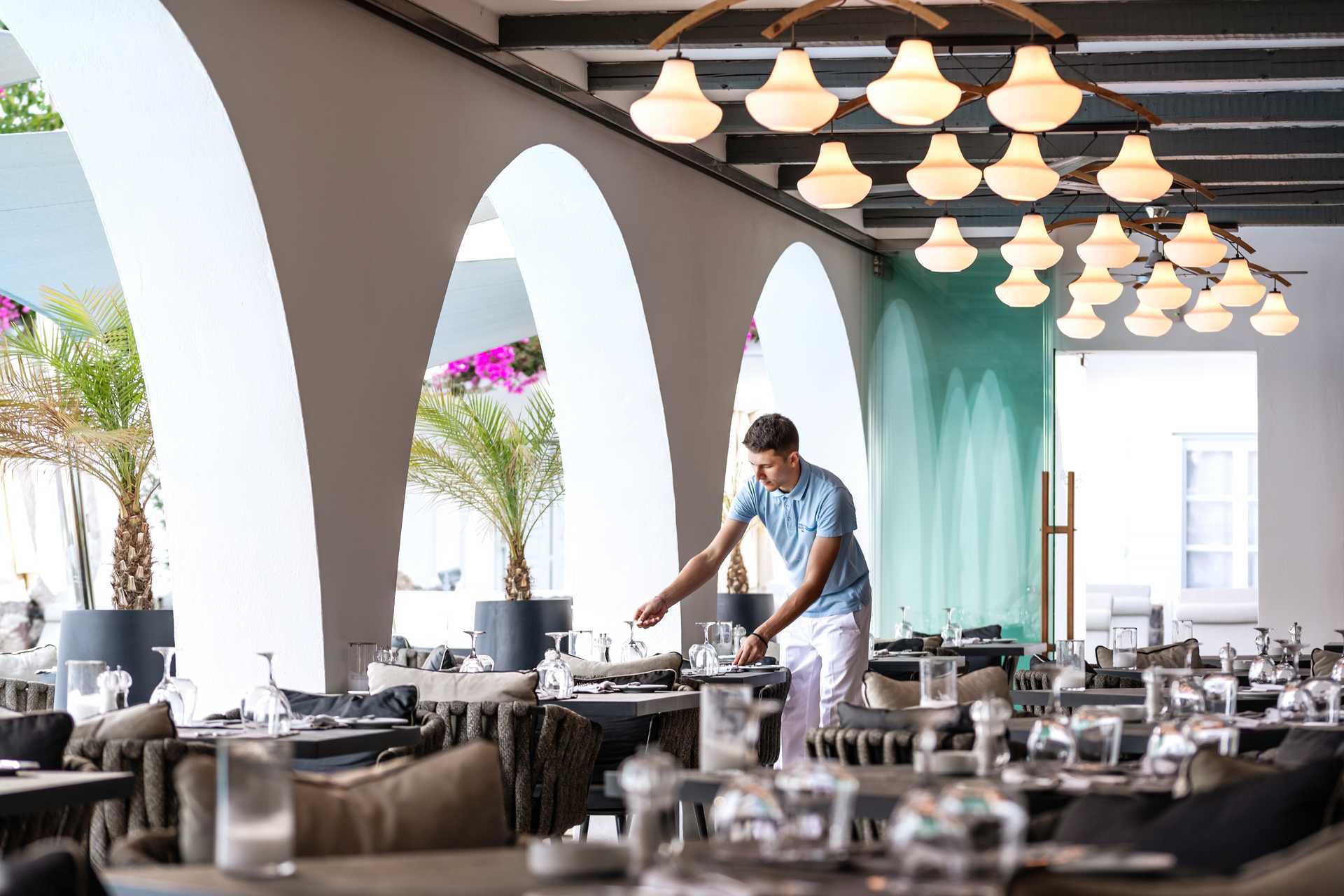 Restaurant på Santorini Kastelli Resort i Santorini, Grækenland.