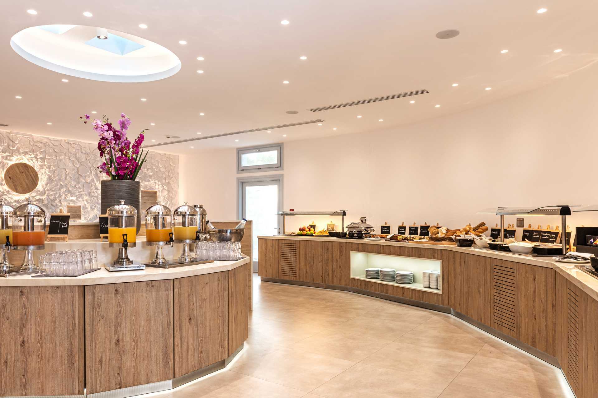 Restaurant på Santorini Kastelli Resort i Santorini, Grækenland.