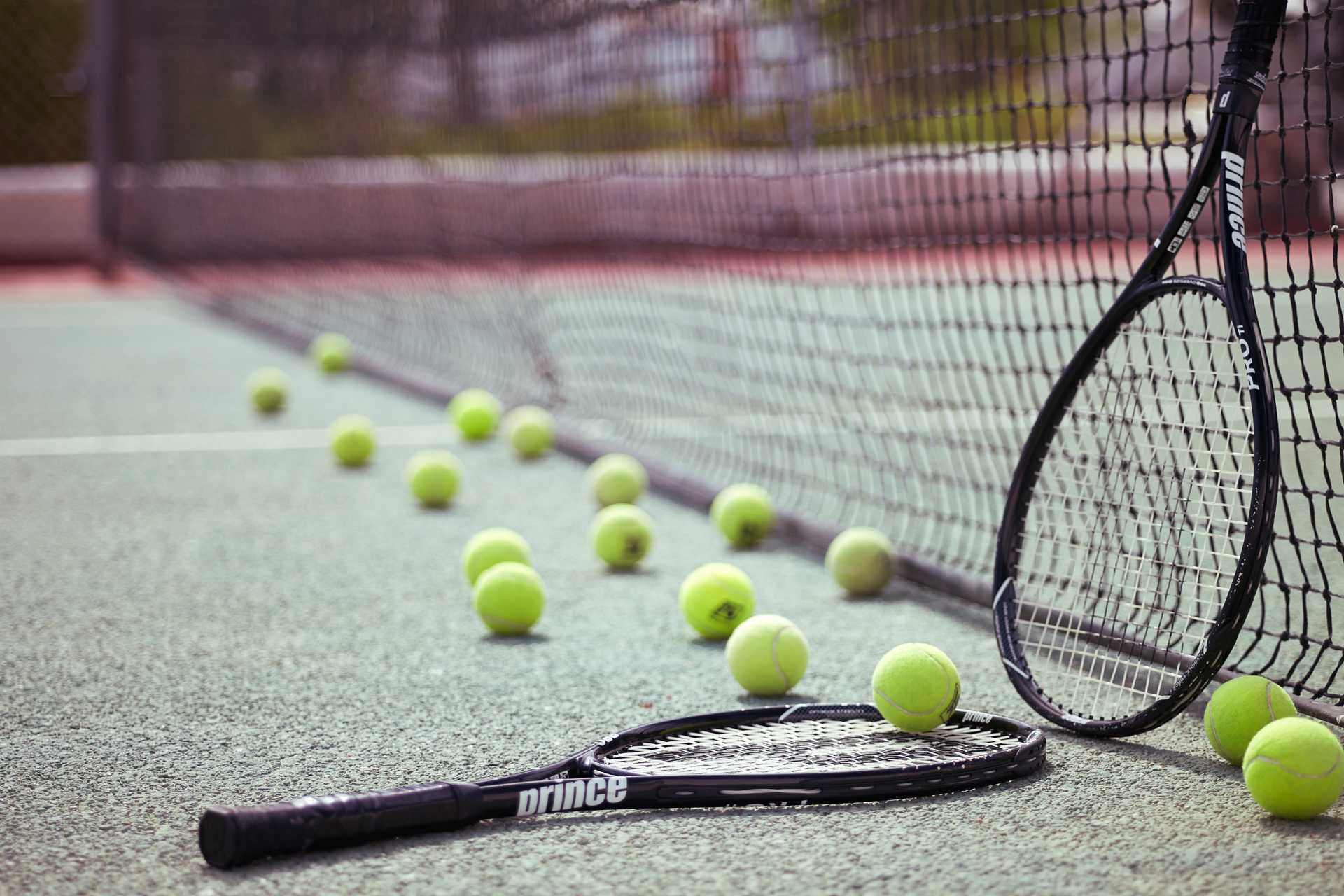 Tennis på Santorini Kastelli Resort i Santorini, Grækenland.