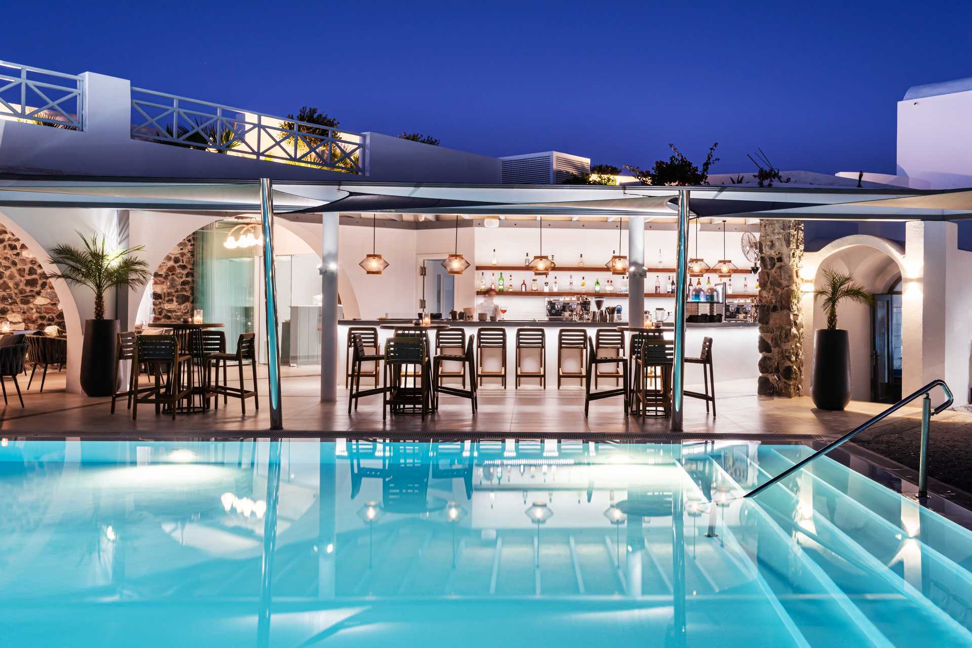 Poolbar på Santorini Kastelli Resort i Santorini, Grækenland.