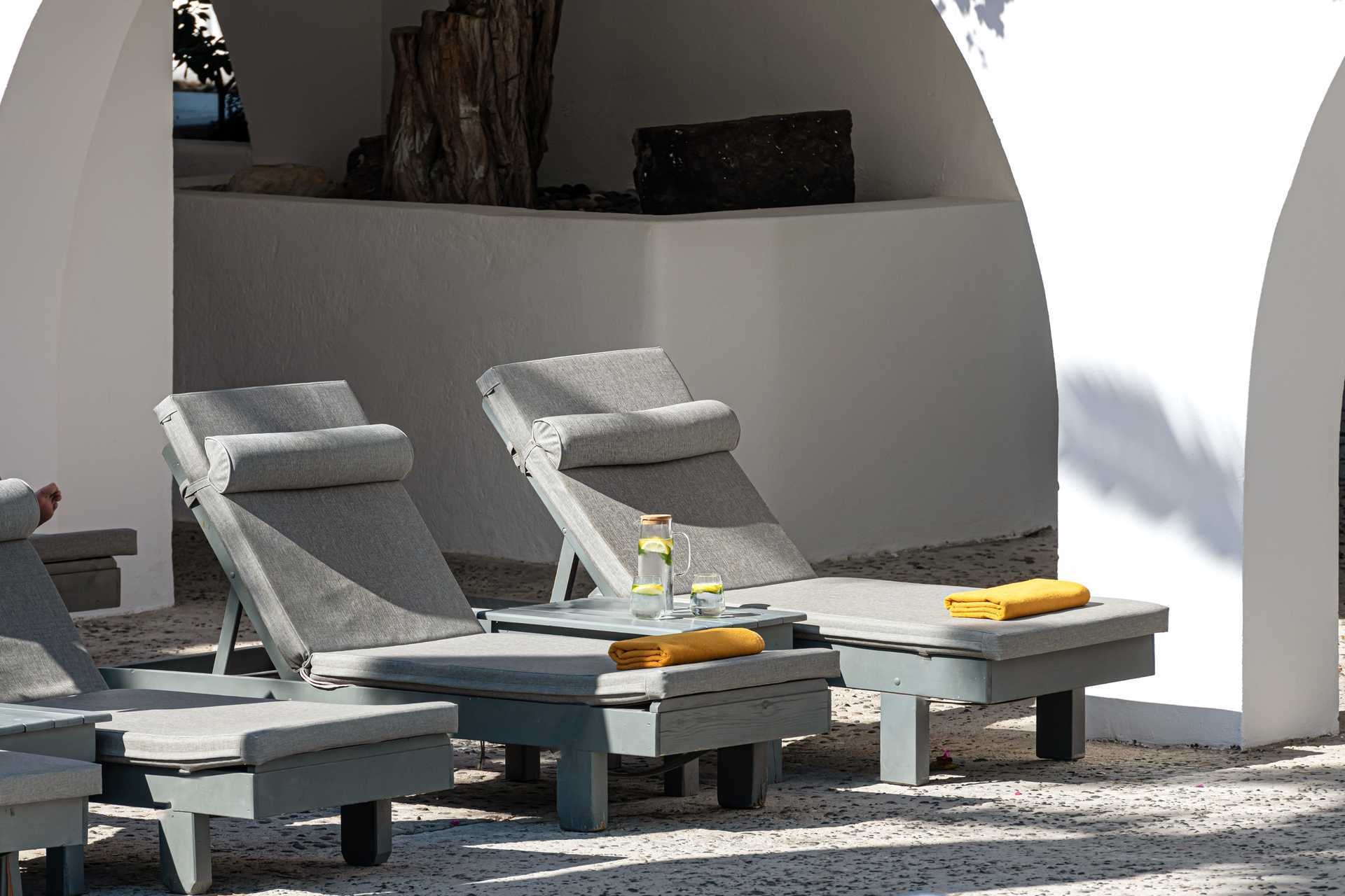 Poolområde på Santorini Kastelli Resort i Santorini, Grækenland.