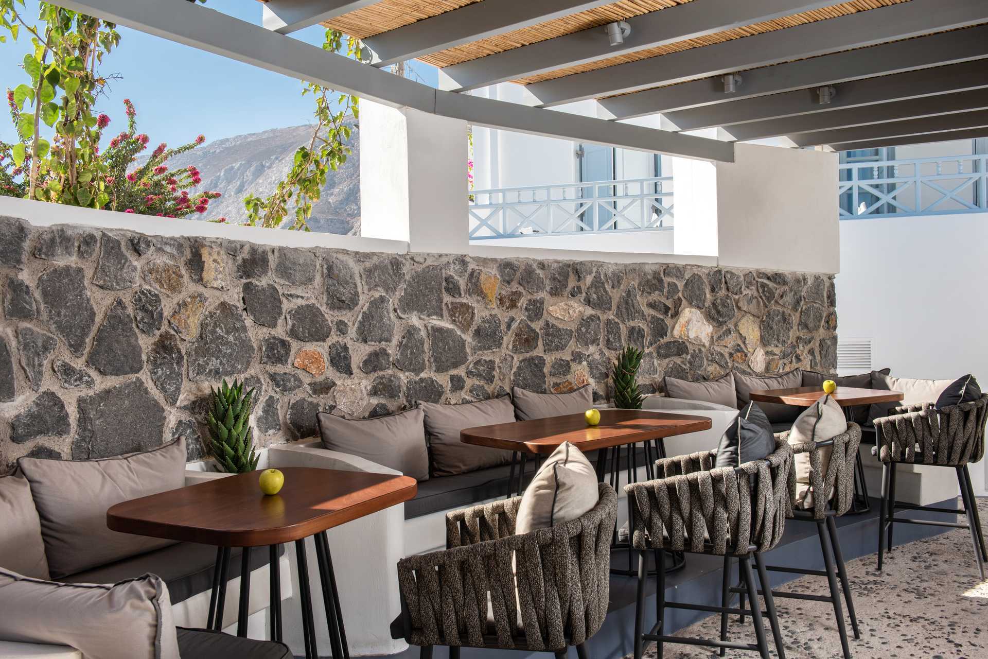 Bar på Santorini Kastelli Resort i Santorini, Grækenland.