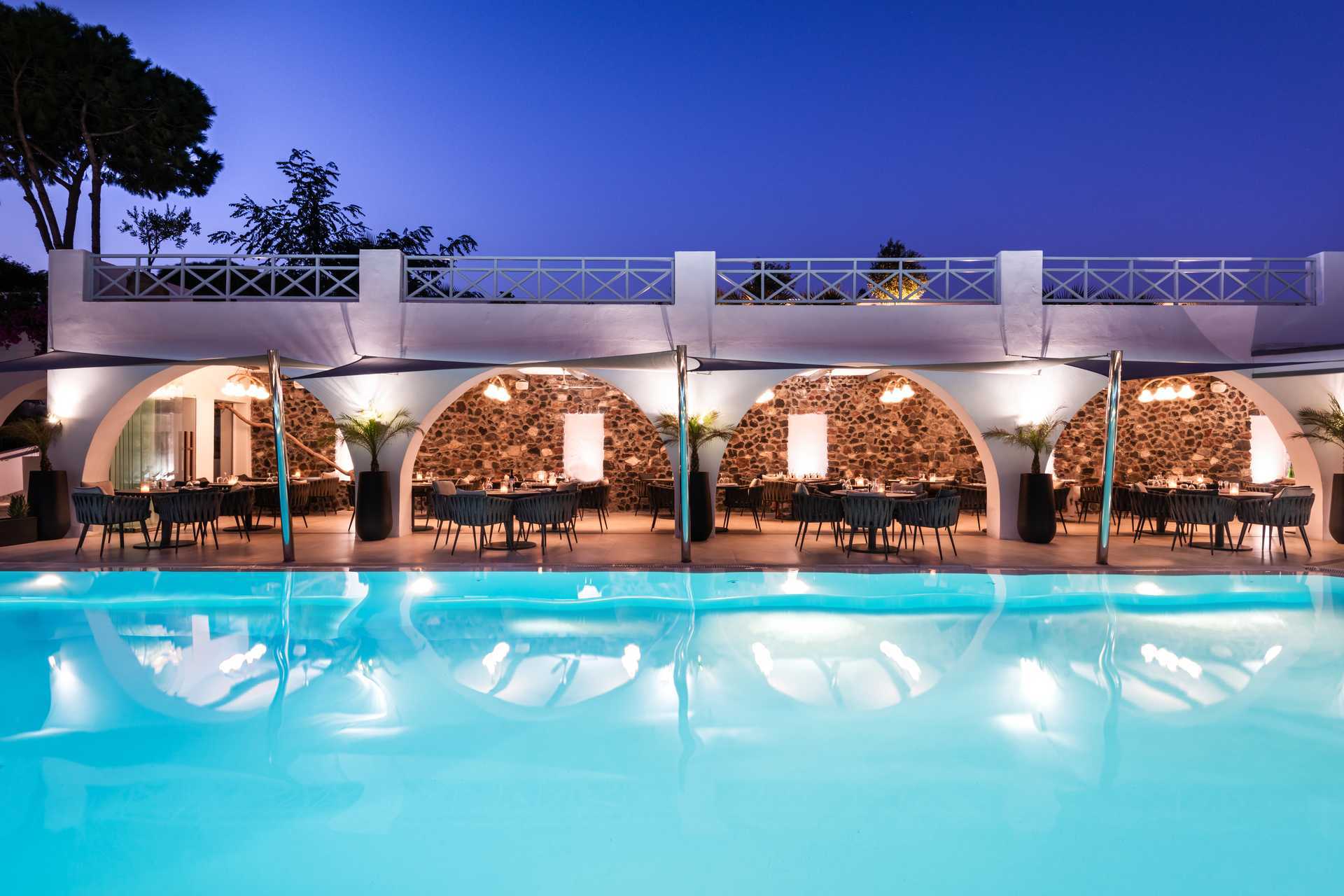 Poolområde og restaurant på Santorini Kastelli Resort i Santorini, Grækenland.