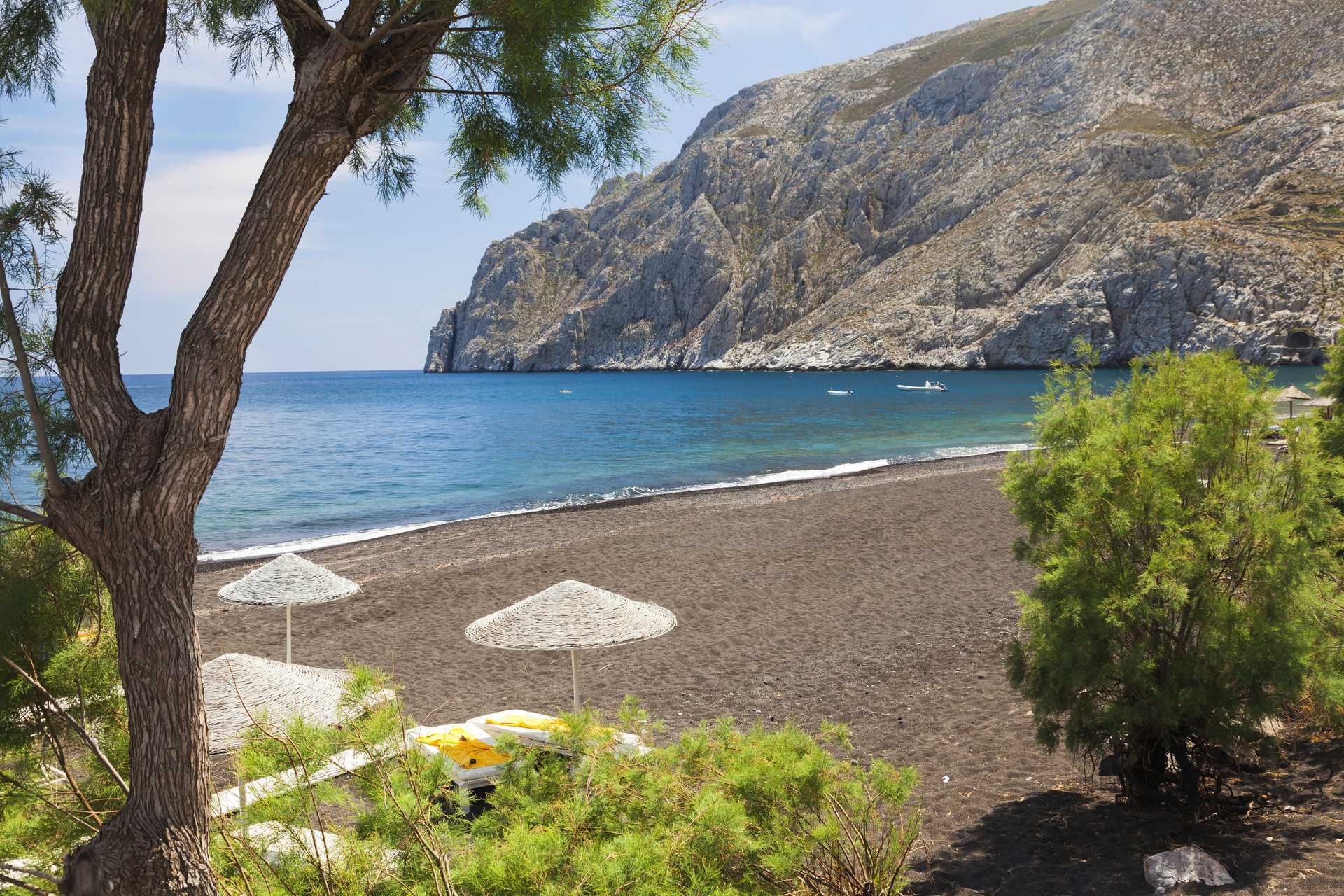 Strand i Kamari på Santorini, Grækenland.