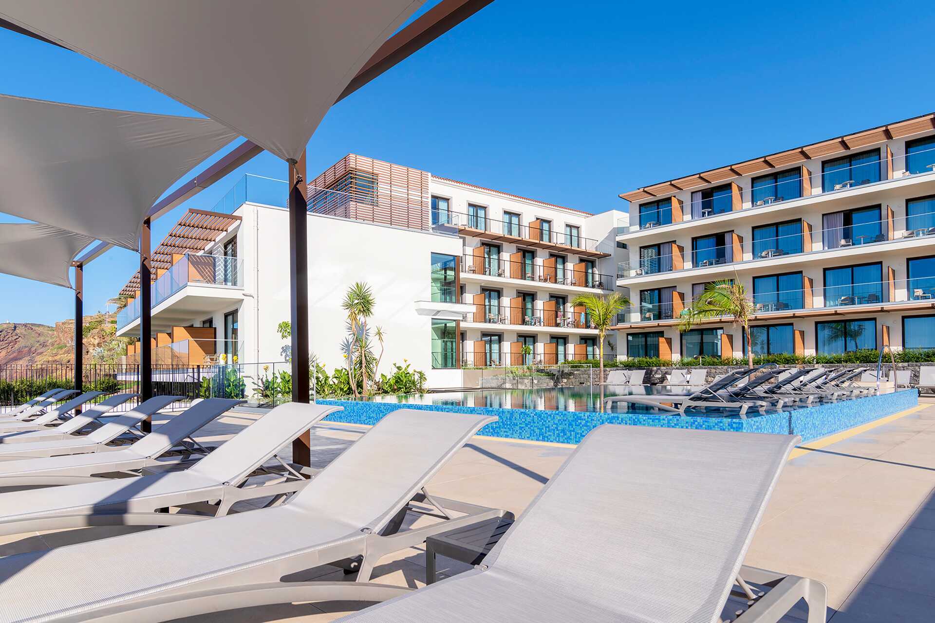 Poolområde på hotel Sentido Galomar på Madeira, Portugal.