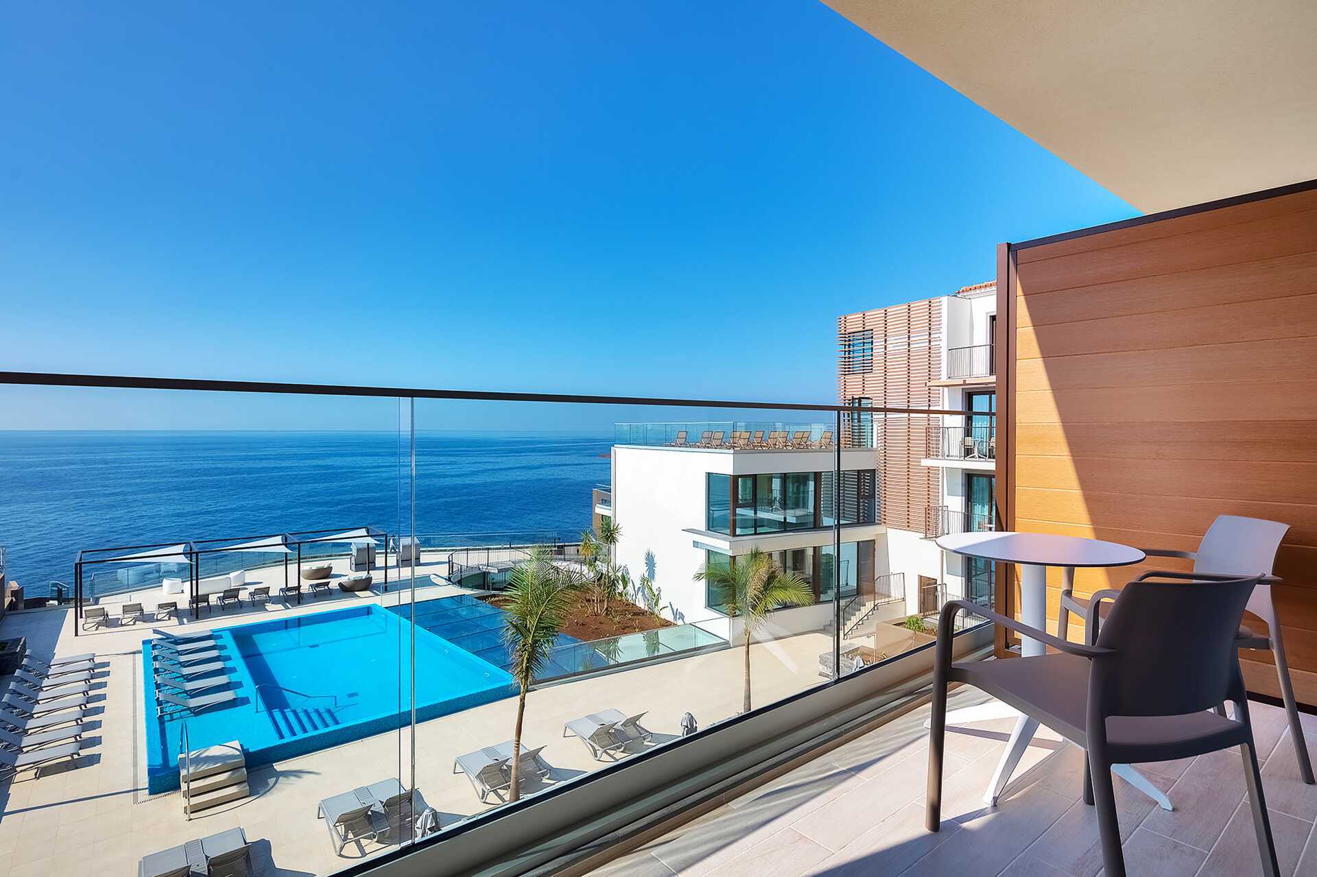 Dobbeltværelse med havudsigt på hotel Sentido Galomar på Madeira, Portugal.