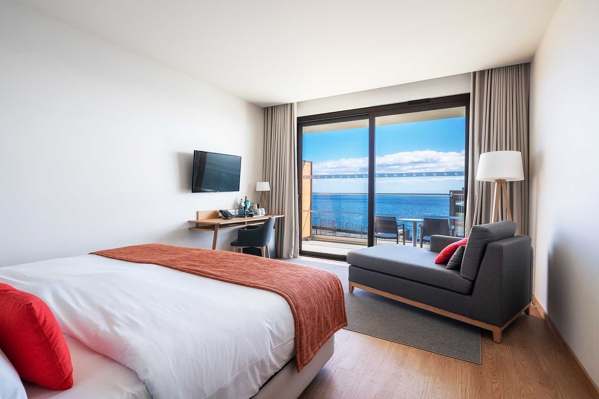 Dobbeltværelse med fuld havudsigt på hotel Sentido Galomar på Madeira, Portugal.