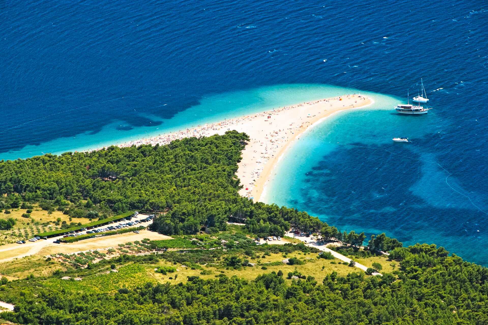 Zlatni Rat-stranden ligger et par km vest for Bol på Brac.