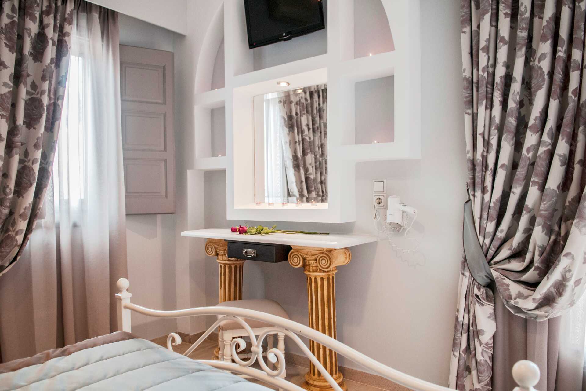 Soveværelse i renoverede 2-værelses lejlighedshotel Polydefkis i Kamari, Santorini, Grækenland.