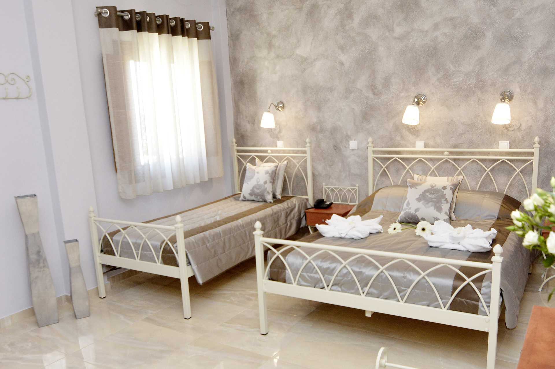 Soveværelse i renoveret 2-værelses lejlighed på Hotel Polydefkis, Kamari.