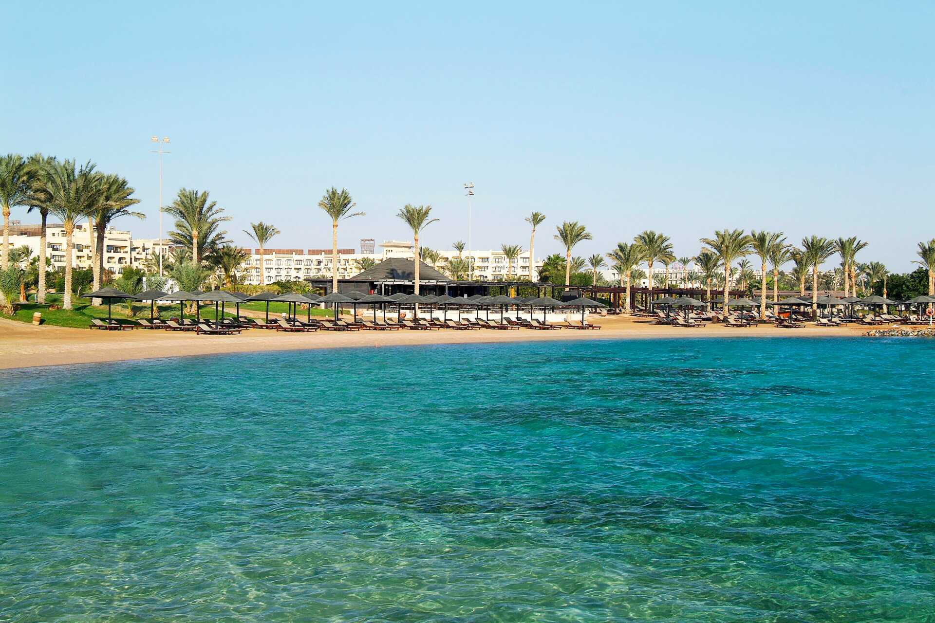 Stranden på hotel Steigenberger Aqua Magic i Hurghada, Egypten.