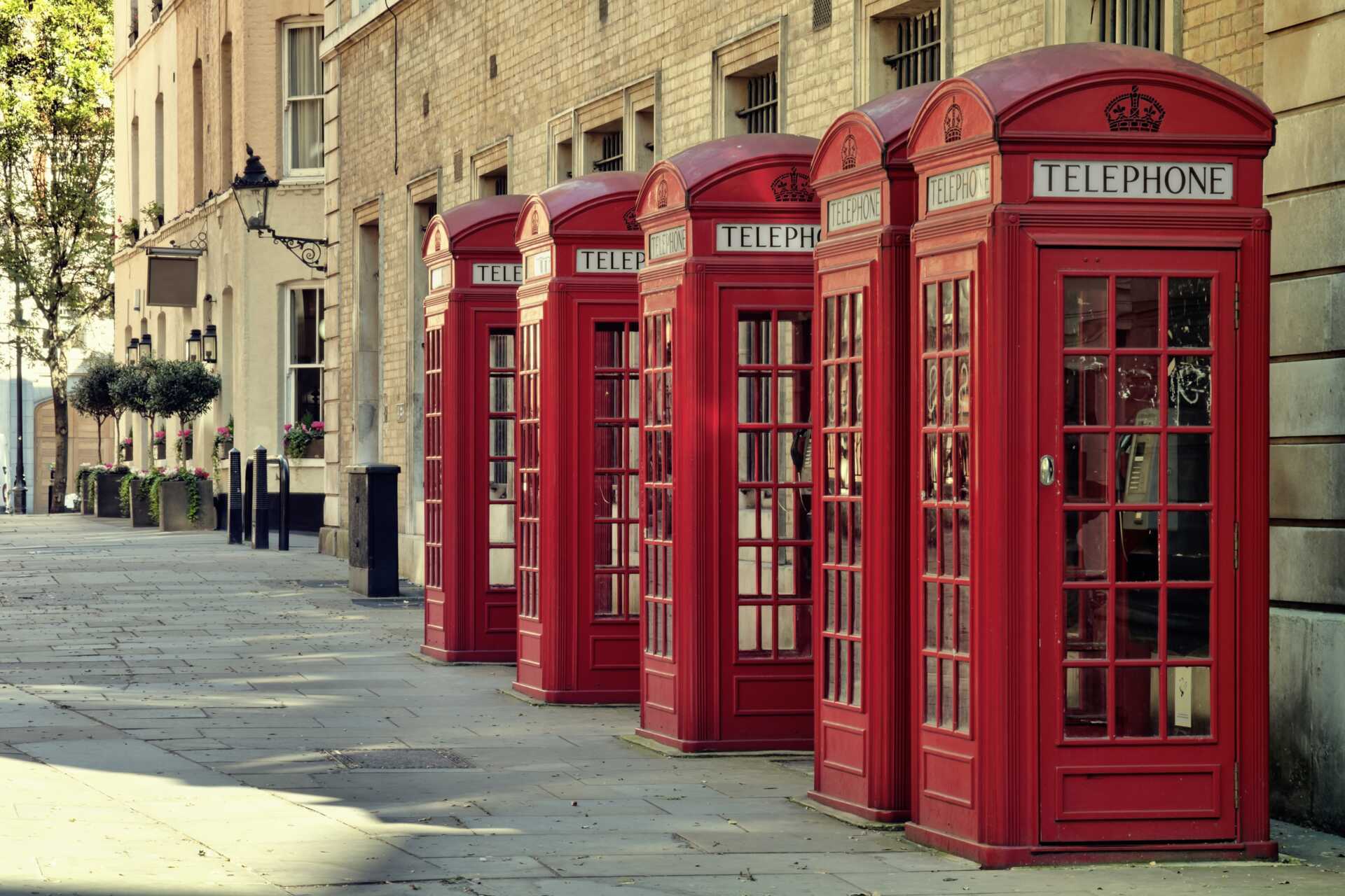 Klassiske røde telefonbokse i London.