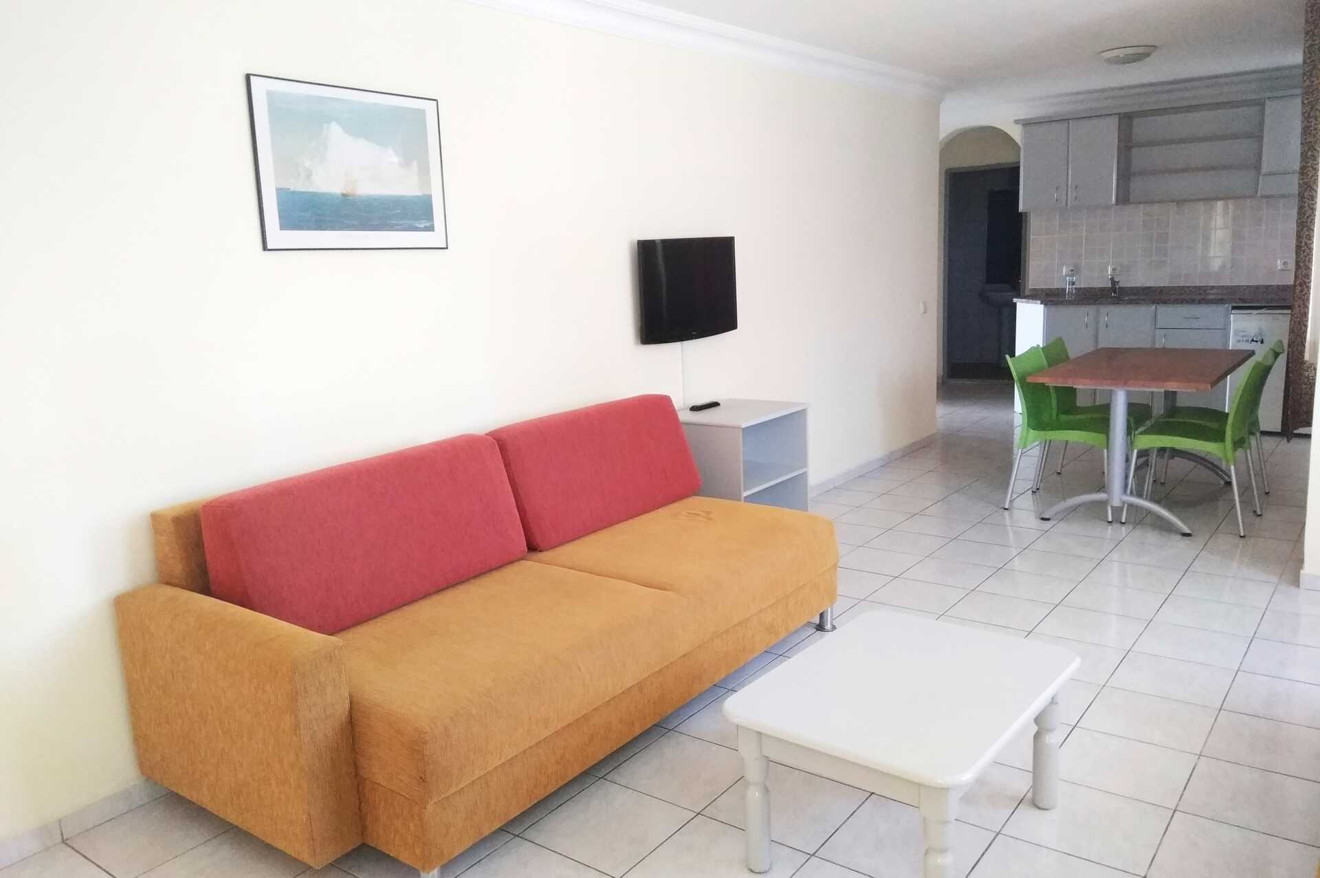 Større 2-værelses lejlighed på Hotel Sailor i Alanya, Tyrkiet.