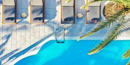 Poolområde på Hotel Strogili på Santorini, Grækenland.